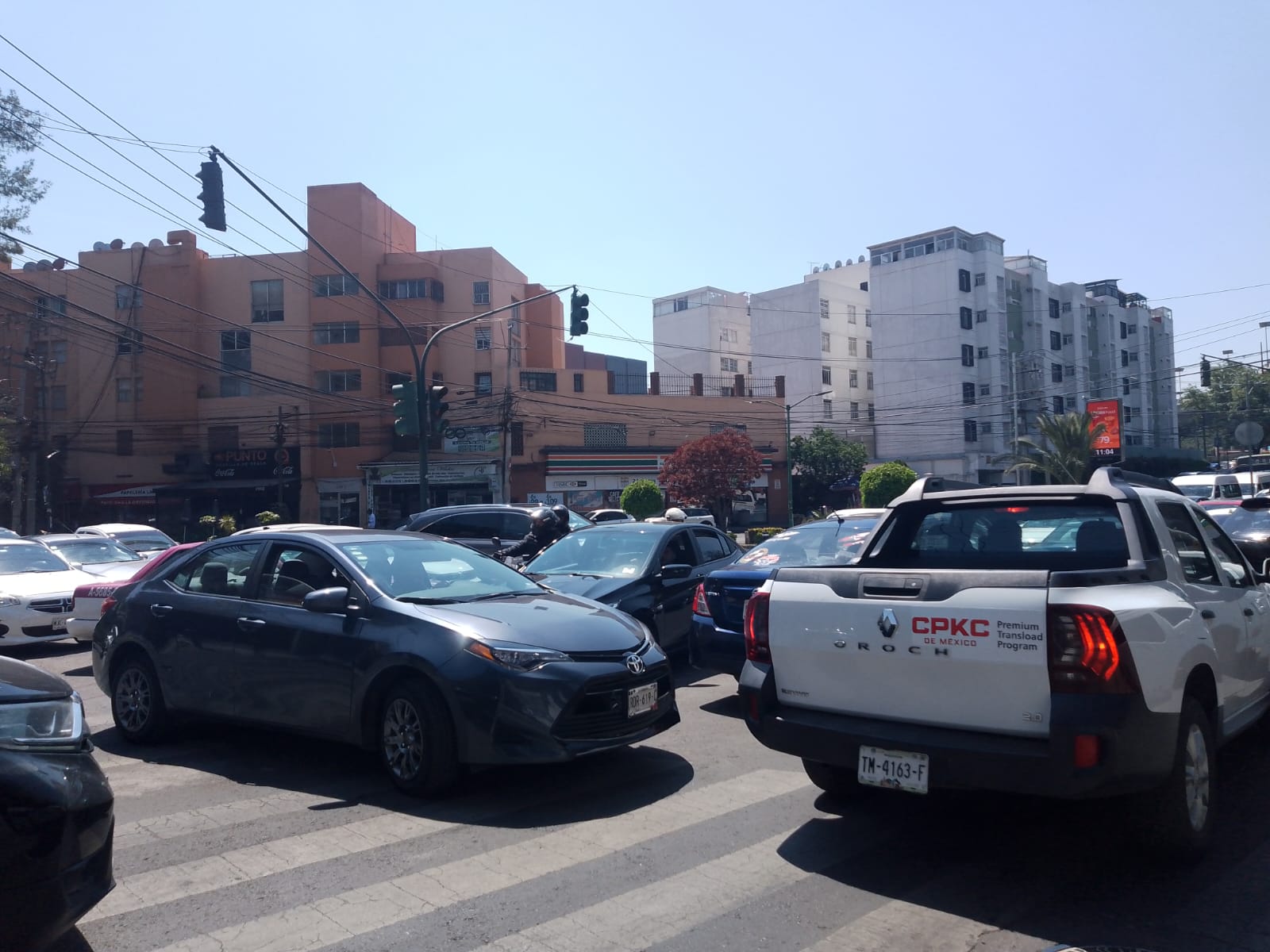 El caos vial impacta a quienes se desplazan entre Edomex y CDMX, con retrasos de hasta una hora. Foto Rebeca Jiménez