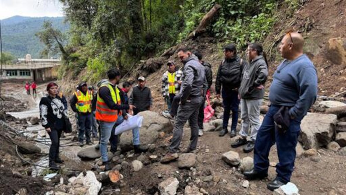 Daniel García y su K9 binomio canino, quienes de inmediato empezaron a rastrear la zona del deslave.