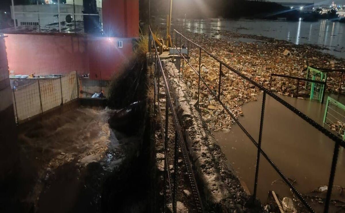 Las fuertes lluvias registradas anoche provocaron que el nivel subiera y que las compuertas fueran abiertas de manera controlada. Foto: Especial