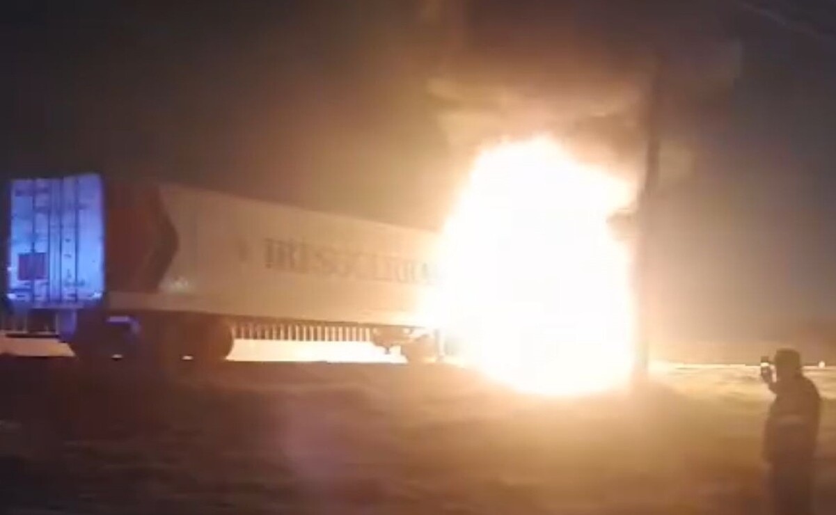Video: Incendio de tráiler genera caos vial en el Circuito Exterior Mexiquense