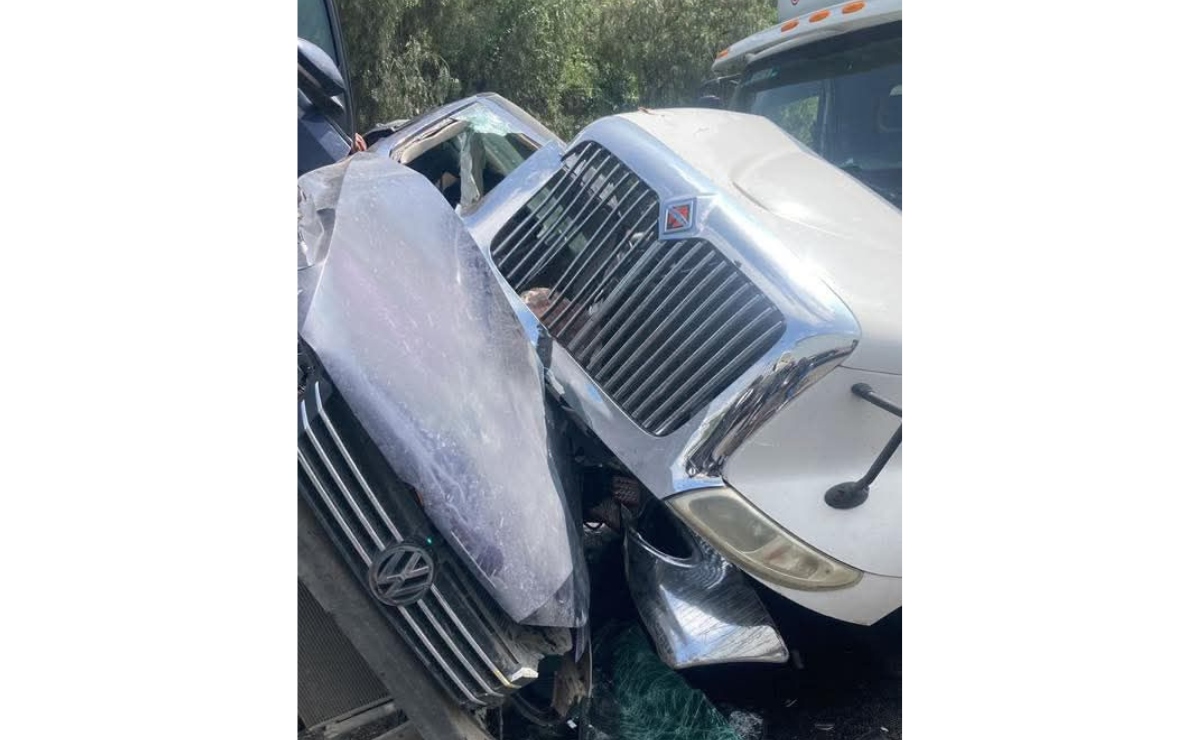 Pese a la fuerza del choque con un tráiler, los ocupantes de este vehículo sedán sobrevivieron sin heridas graves en la México-Querétaro. Foto: Especial