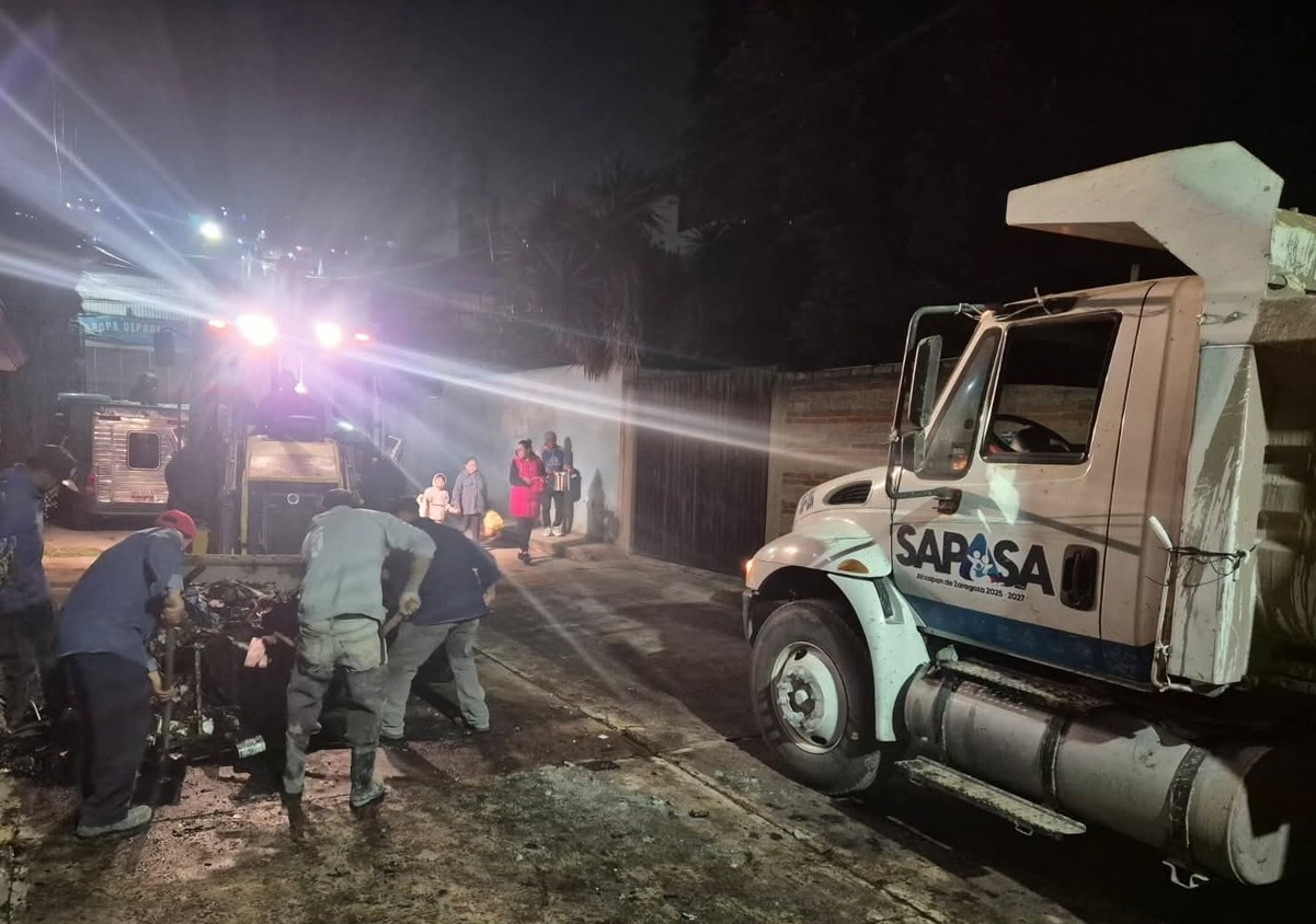En el área donde se originó la fuga, un contingente de trabajadores continúa con maniobras para exponer la línea fracturada. Foto: especial