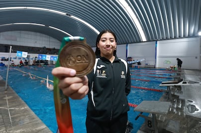 Ariathna se corona campeona en natación nacional 