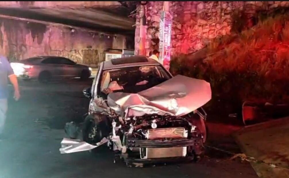 Un tráiler se volcó y se impactó contra una vulcanizadora en San Martín Tepetlixpan, Cuautitlán Izcalli. Foto especial