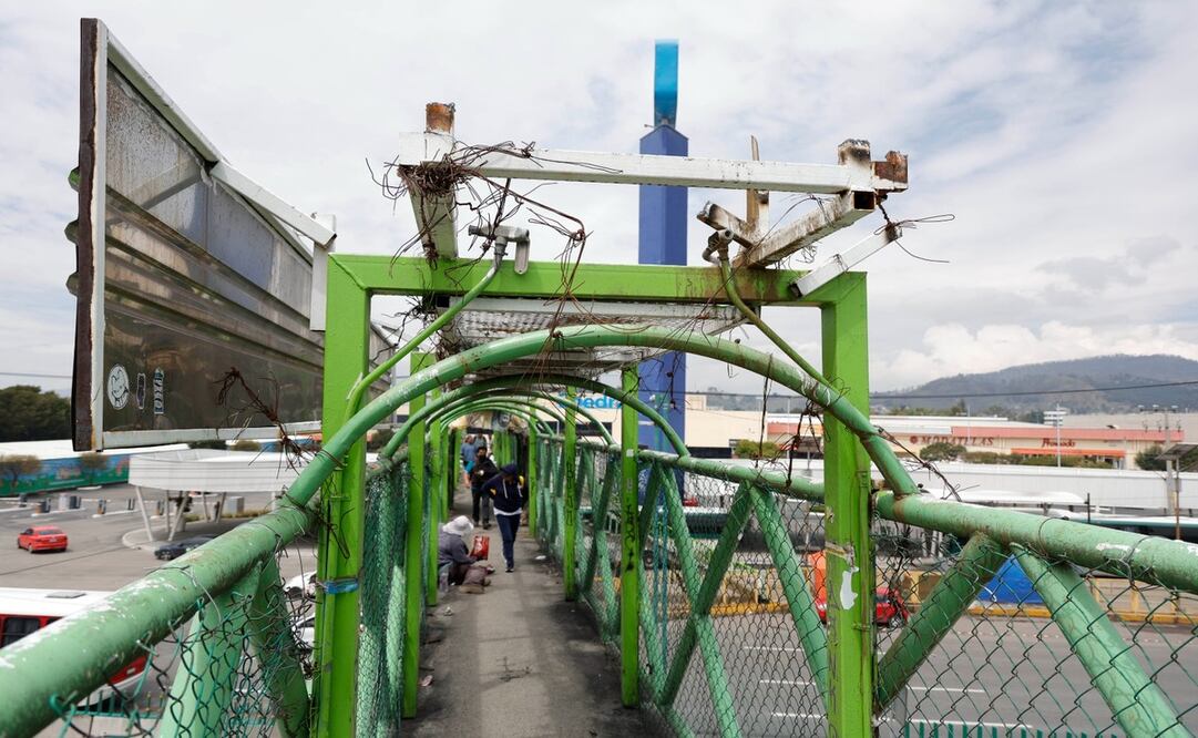 El puente peatonal del Boulevard Alfredo del Mazo, a la altura de las plazas comerciales, presenta daños estructurales tras el retiro de publicidad privada / Foto: Arturo Hernández