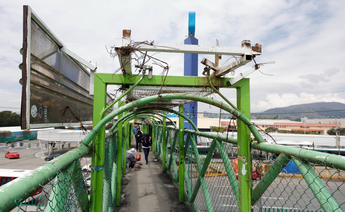 Retiran espectaculares y afectan estructura de puente en Alfredo del Mazo