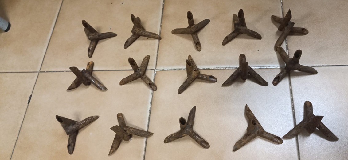 Entre los objetos confiscados se encontraban 15 artefactos de fabricación casera conocidos como "poncha-llantas", presuntamente utilizados para labores de halconeo y bloqueo en la región. Foto Especial