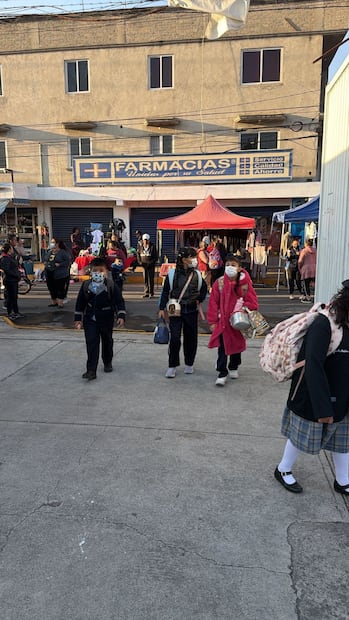 En la entrada de algunos espacios educativos no hubo una revisión, sólo se abrieron las puertas y los estudiantes ingresaron. Foto. Emilio Fernández
