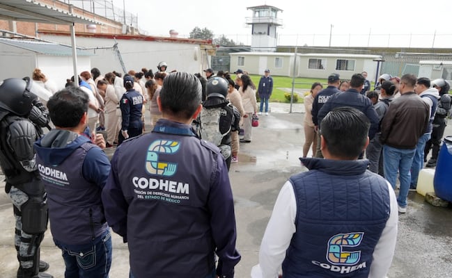 Realizan operativo de revisión en el penal de Santiaguito con observación de la CODHEM
