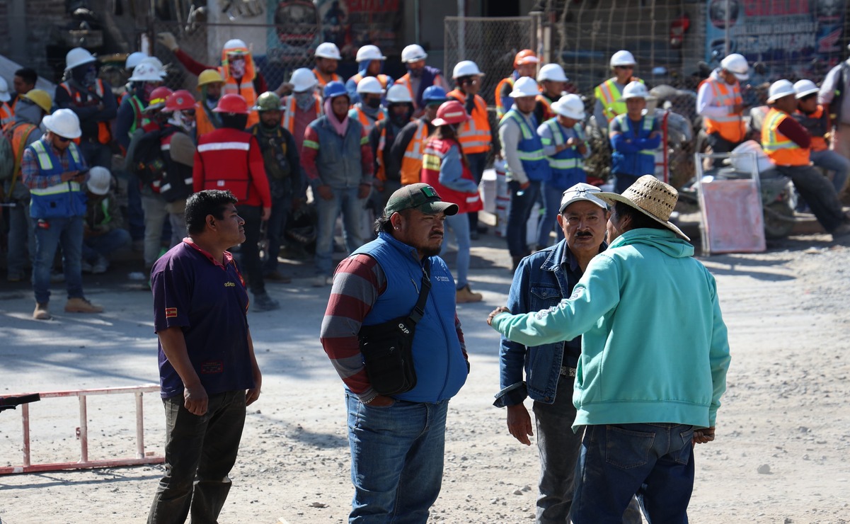 En la estación Teyahualco los trabajadores desarrollaban trabajos en la obra, por lo que los vecinos les solicitaron que se retiraran. Foto: Luis Camacho / El Universal Estado de México