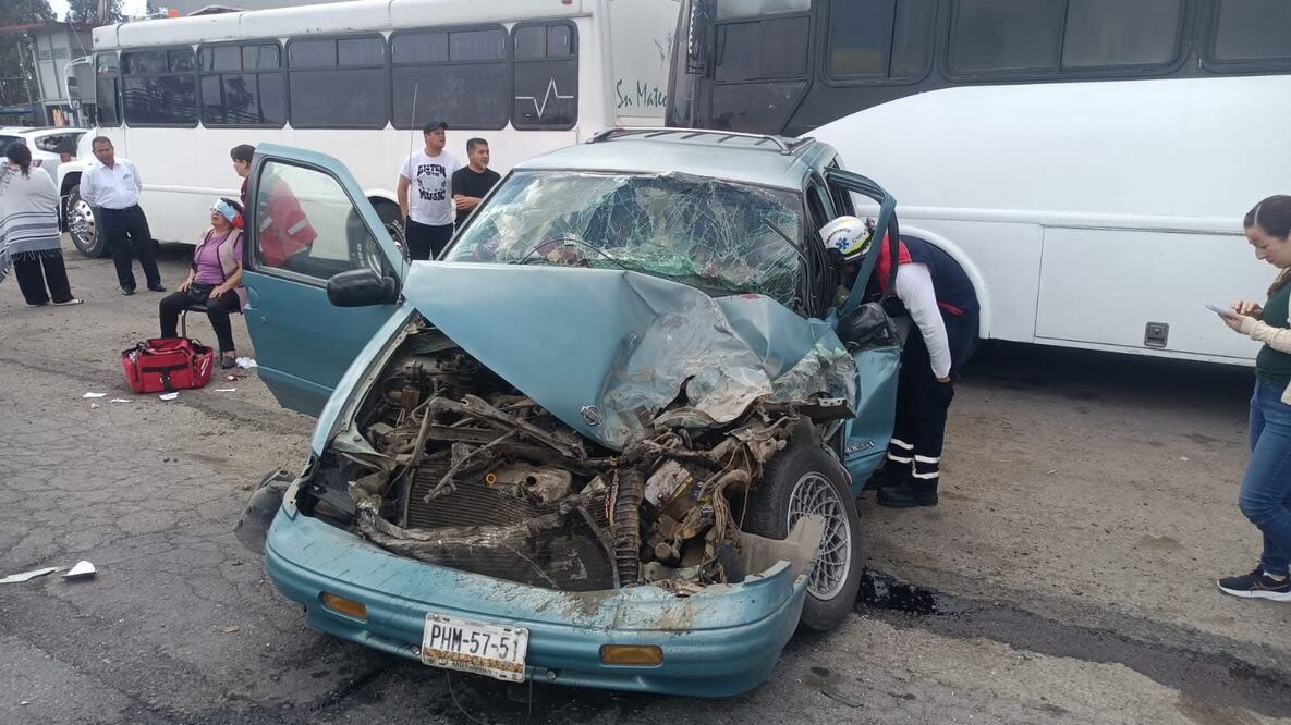 Un hombre quedó atrapado en su vehículo tras el accidente en la Toluca-Atlacomulco. Foto Especial