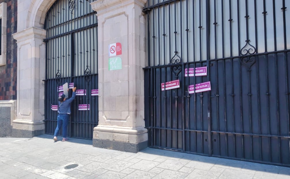 Con mantas y pancartas, los inconformes recordaron que existen 95 carpetas de investigación congeladas desde hace cuatro años por abuso de autoridad. Foto Especial