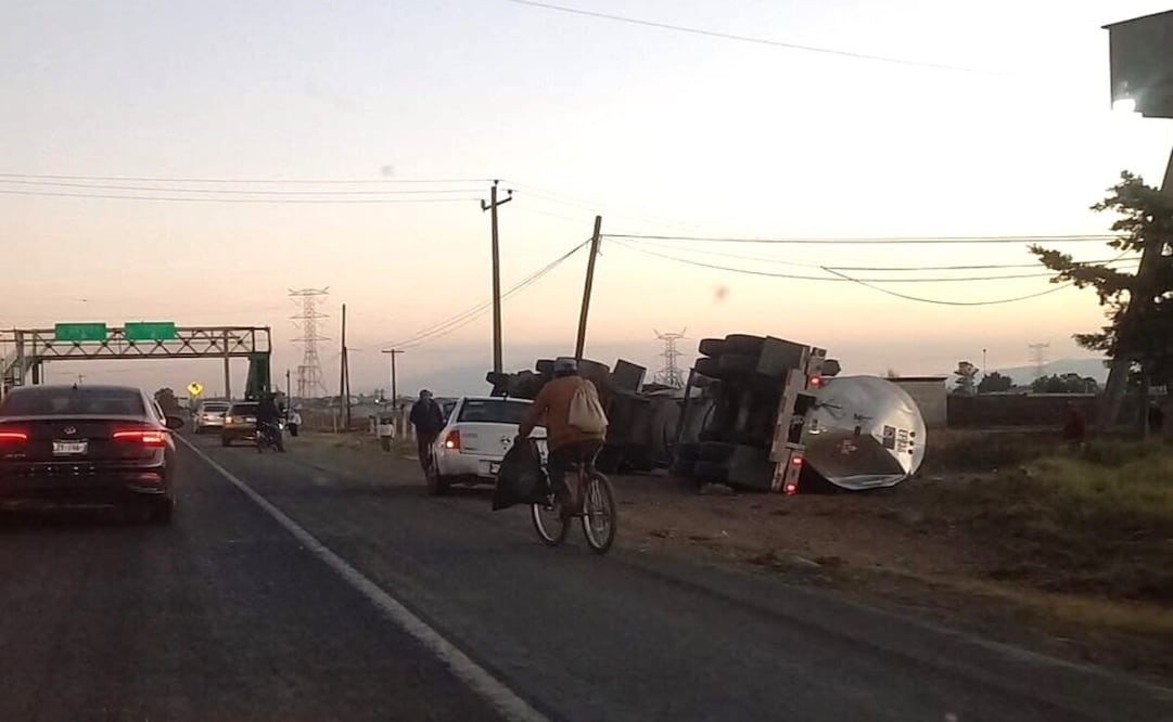 La pipa cargada con material inflamable volcó a la altura de la comunidad de Santo Domingo. Foto: Especial