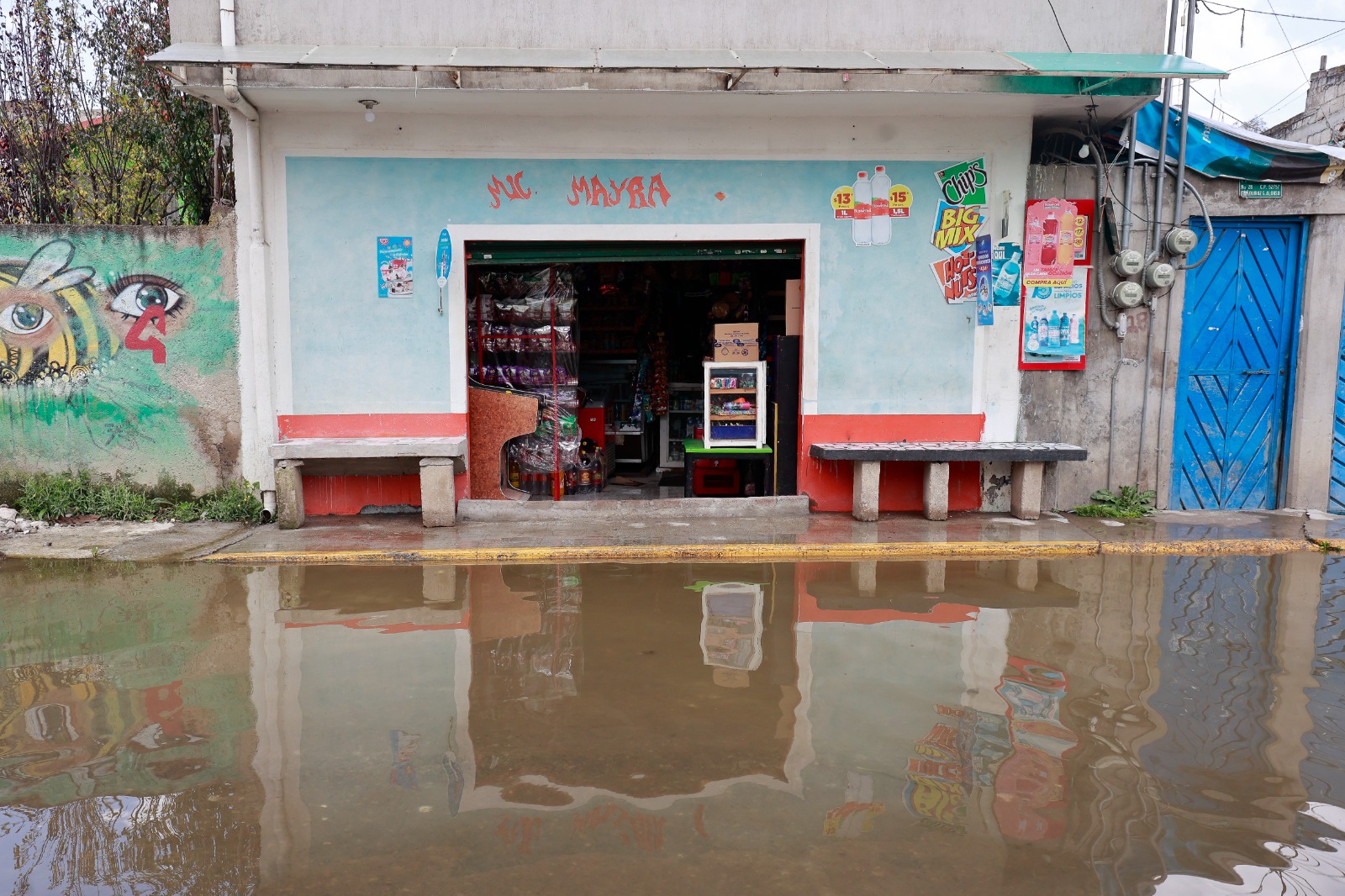 Algunas tuberías y coladeras se han llenado de aguas negras, otras se han fisurado y la mayoría están al tope por lo que las calles están inundadas.
