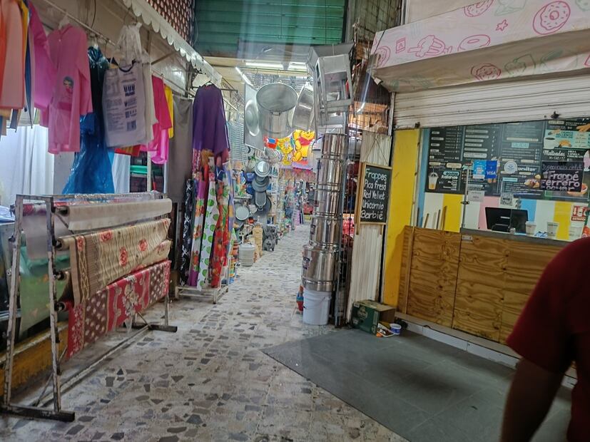 El mercado tiene más de 60 años y reúne cerca de 500 comercios que ofrecen diversos productos y alimentos. Foto Gisela Gonzáles Granados