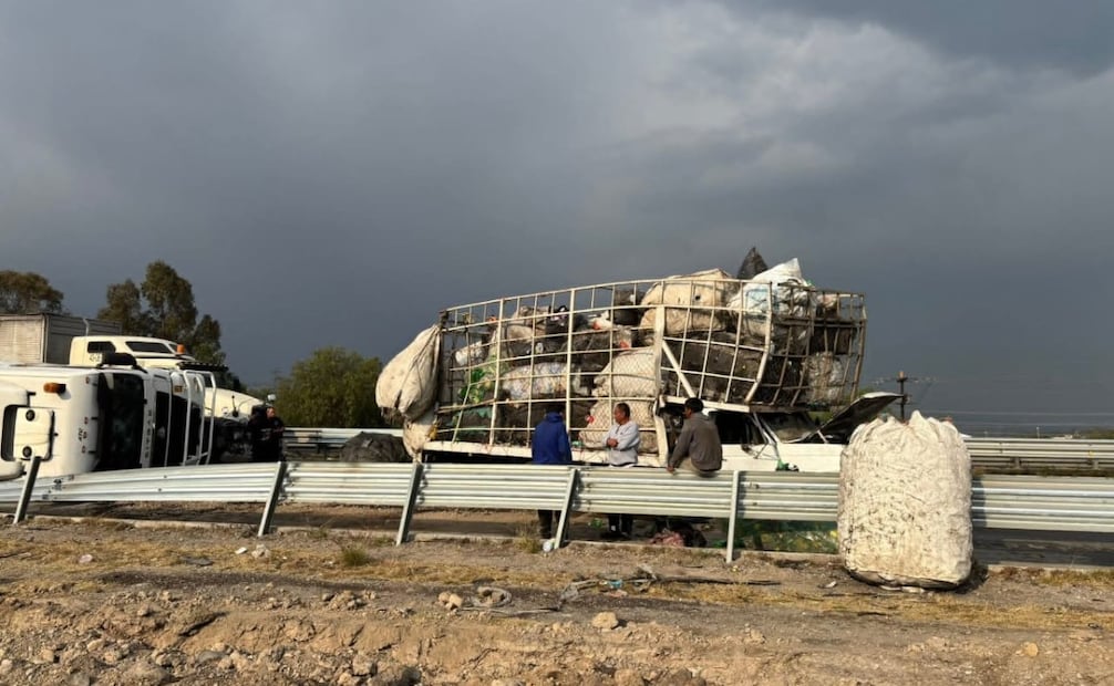 Personal de Capufe y Protección Civil de Coyotepec trabajaron en la zona para abanderar el accidente y auxiliar a los choferes. Foto Especial