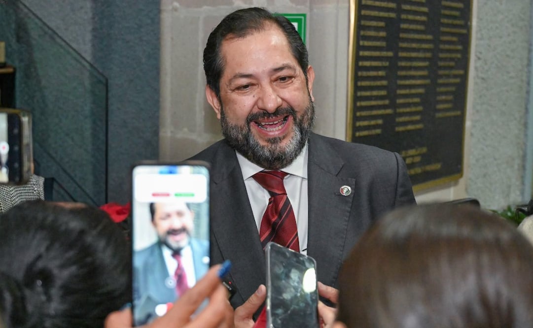 Francisco Vázquez Rodríguez, presidente de la Jucopo de la LXII Legislatura mexiquense, durante su posicionamiento ante los medios. Foto Especial