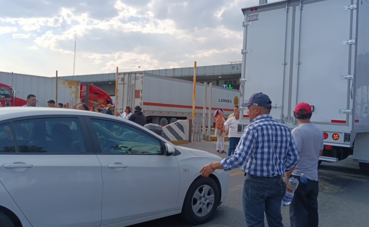 Automovilistas circulan sin pagar peaje en la México-Querétaro debido a la manifestación por la falta de agua en Teoloyucan. Foto: Especial