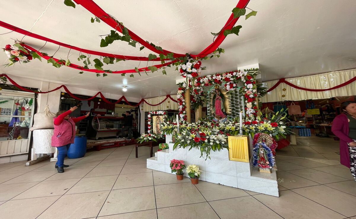 Los locatarios de Atlacomulco, entre cantos y oraciones, agradecieron a la Virgen. Foto: Michelle Sánchez
