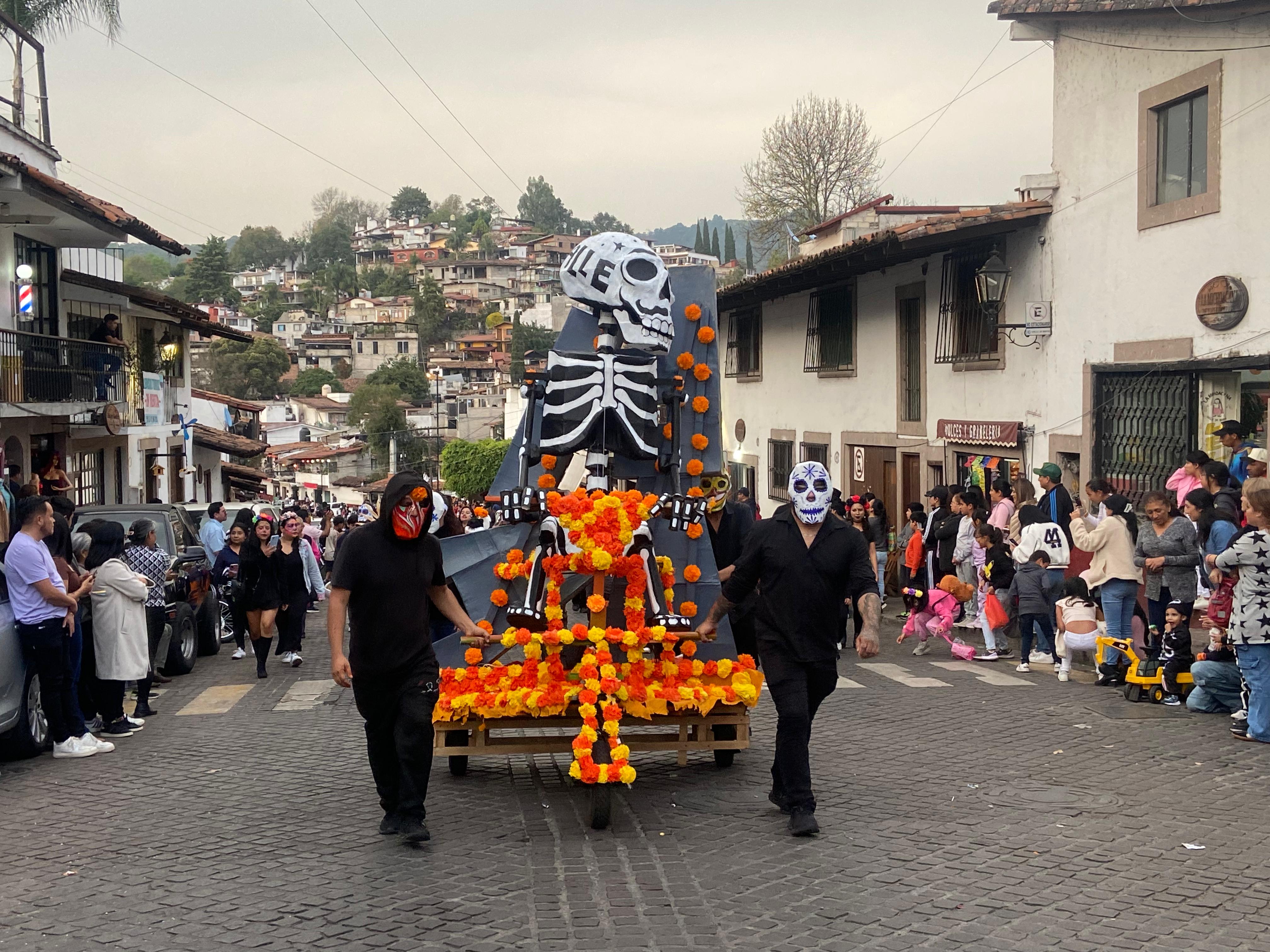 Danzantes, catrines, músicos, y espectaculares figuras gigantes, recorrieron Valle de Bravo. Foto Hanna Santillán