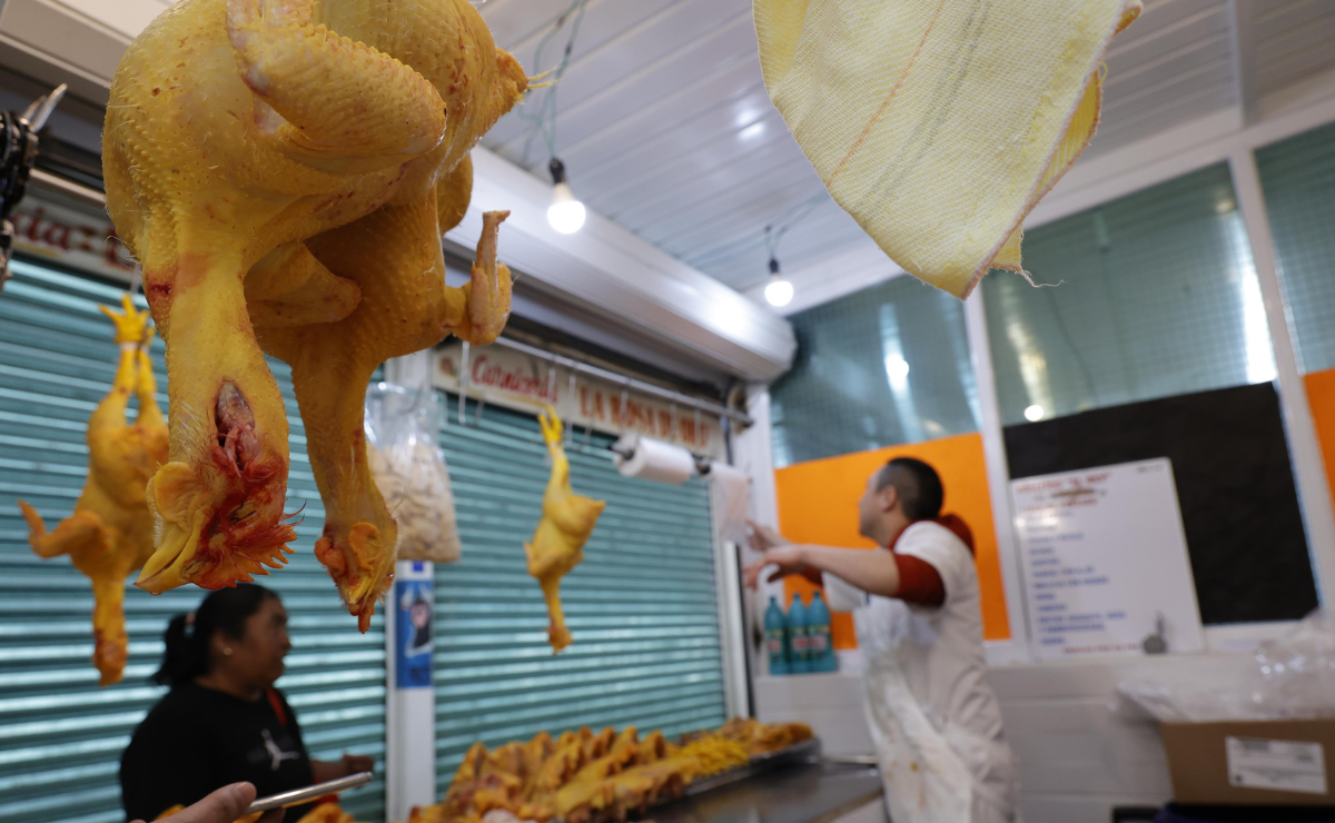 El precio del pollo se eleva en Toluca durante la Cuaresma, afectando el bolsillo de los consumidores. Foto. Arturo Hernández