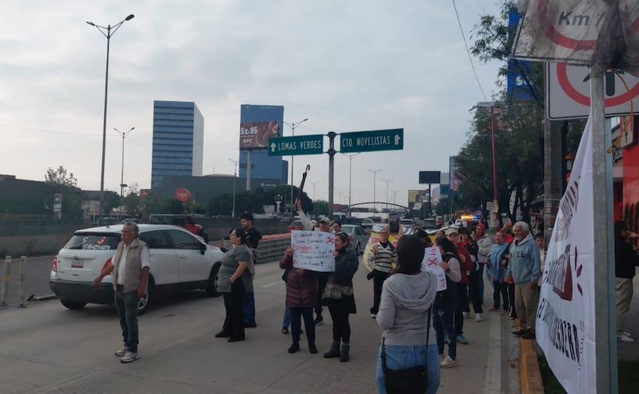 Vecinos bloquean laterales de Periférico Norte; exigen frenar bodegas en zona habitacional