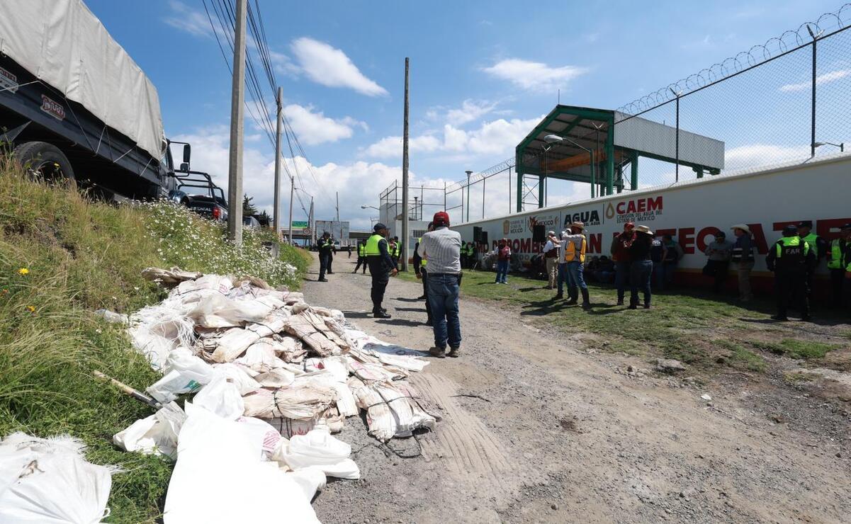 Autoridades estatales y federales colocan costales para contener el desbordamiento del río Lerma / Foto Especial
