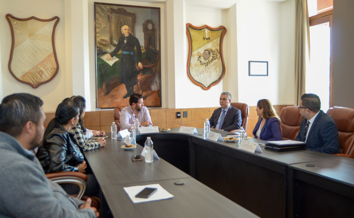 Alcalde Adolfo Solis y director de FIDEPAR, Javier Fernández Ceballos, sellan alianza clave para impulsar el desarrollo económico y el empleo en Almoloya de Juárez. Foto: Especial