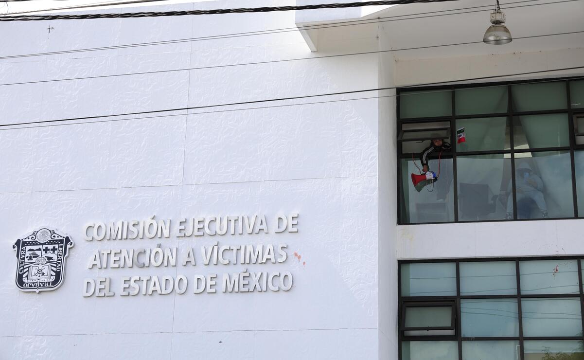 Ante la confrontación verbal, personal de la Comisión de Derechos Humanos del Estado de México intervino como mediador / Foto: Arturo Hernández