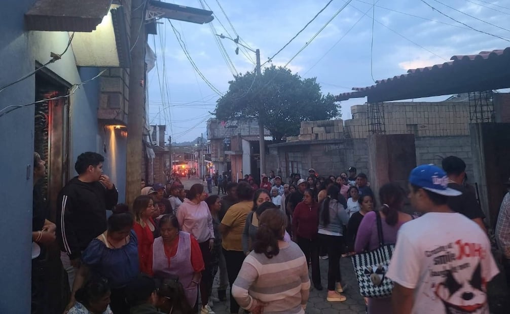 Vecinos indignados prenden fuego a una camioneta presuntamente vinculada con los sujetos que realizaron disparos al aire. Foto Especial