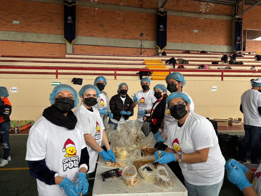 Decenas de jóvenes y ciudadanos se suman cada 24 de diciembre a las jornadas de 8:00 a 18:00 horas para el armado y la repartición estratégica de cenas. Foto Especial