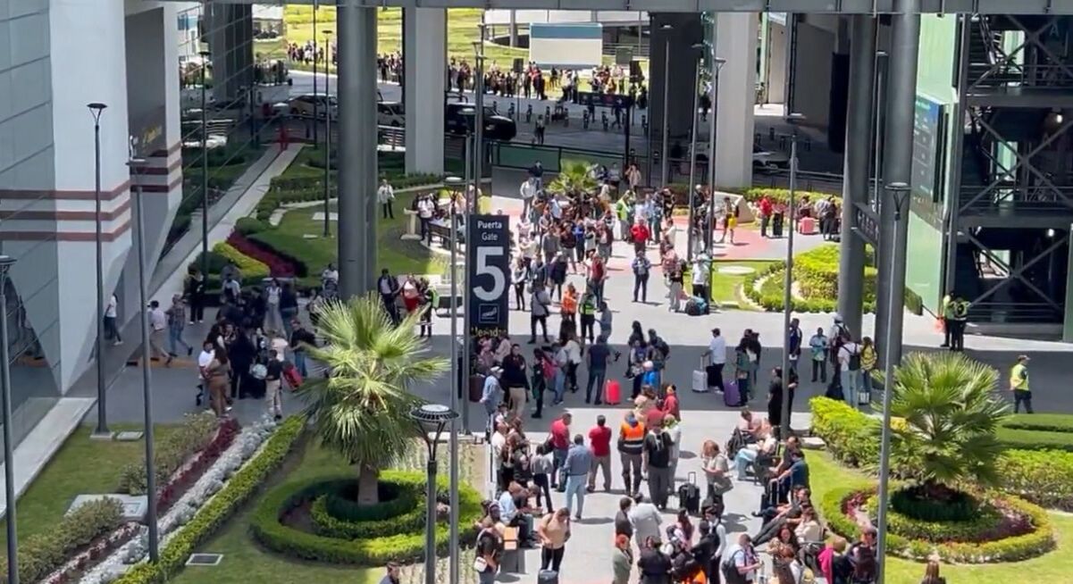 Al interior del complejo aeroportuario comenzó a escuchar la alerta, lo que activó los protocolos para el desalojo / Foto Especial