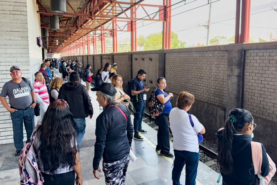 En algunos lapsos de la mañana se presentaron aglomeraciones en los andenes y accesos.  Foto: Hugo Salvador