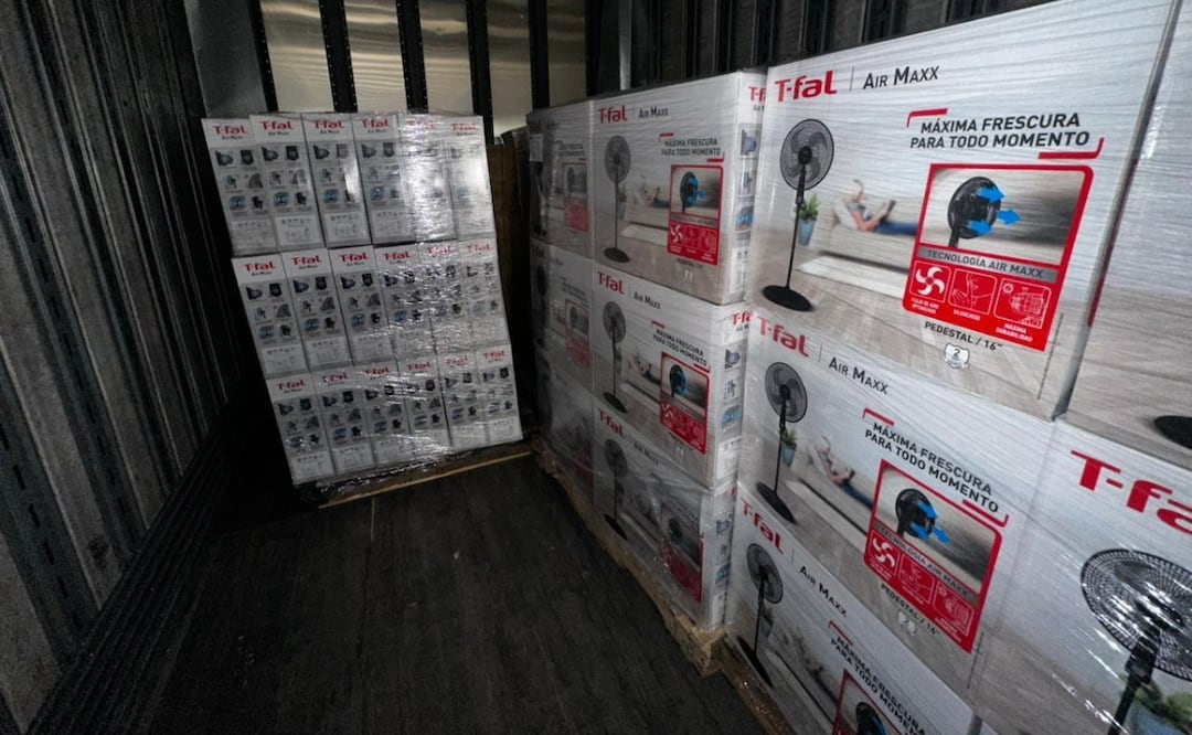 Tráiler Kenworth y 144 ventiladores T-fal, parte del botín recuperado tras un cateo en Amecameca. Foto: Especial