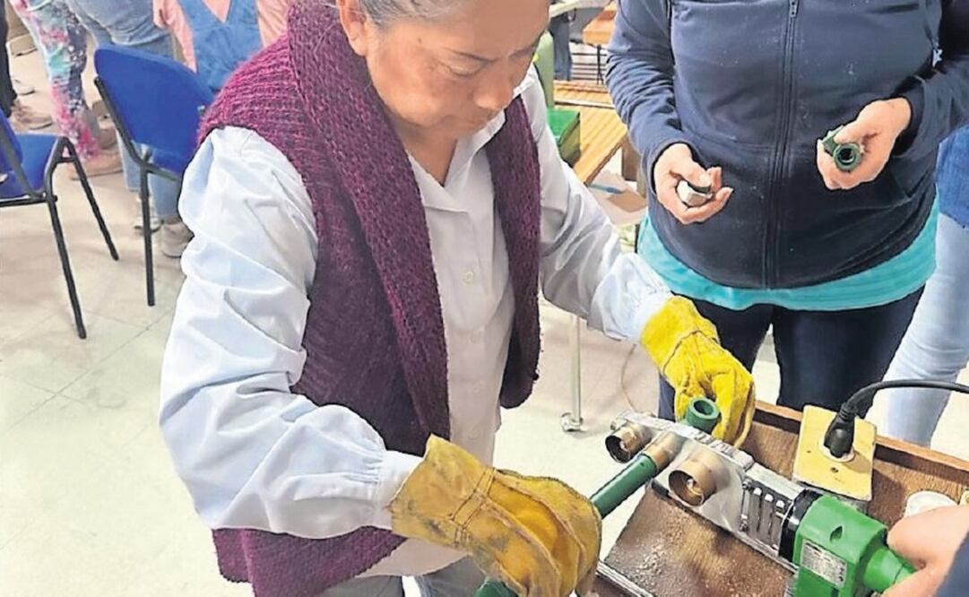El programa va dirigido a mujeres mayores de 18 años, quienes reciben capacitación en el campo de la plomería / Foto Especial