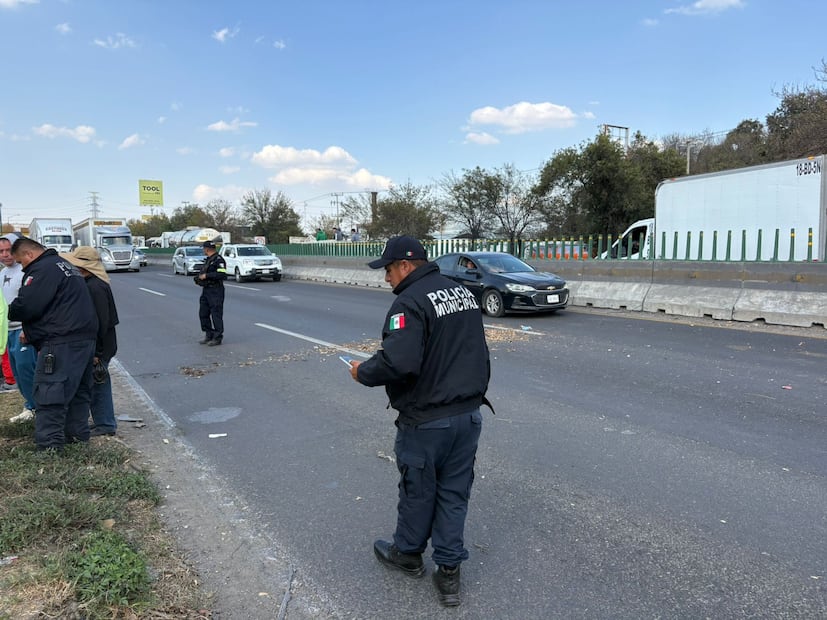 Representantes del gobierno municipal y colonos firman el pliego petitorio que promete soluciones para el 1 de enero. Foto Arturo Contreras / El Universal