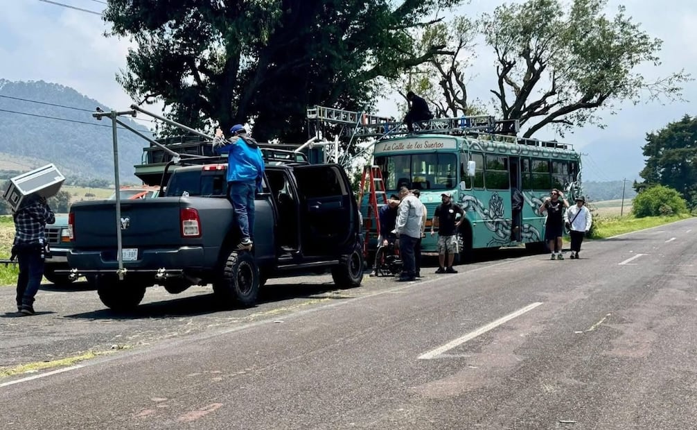 El icónico autobús escolar, intervenido por el artista mexicano Chavis Mármol, utilizado como escenario móvil por U2 en el Edomex. Foto Especial