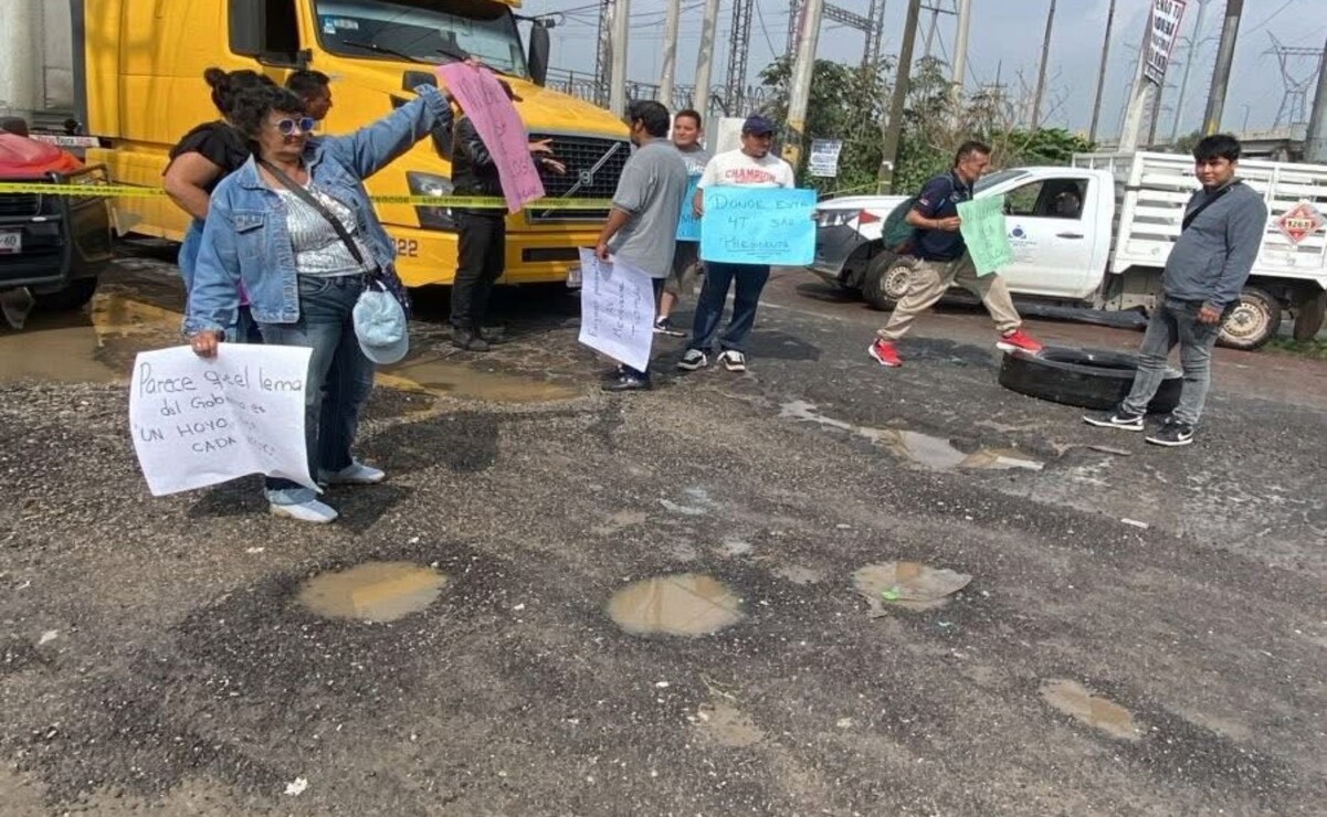 Caos vial en Tultitlán: Vecinos bloquean Avenida Mexiquense, urgen solución al problema de los baches
