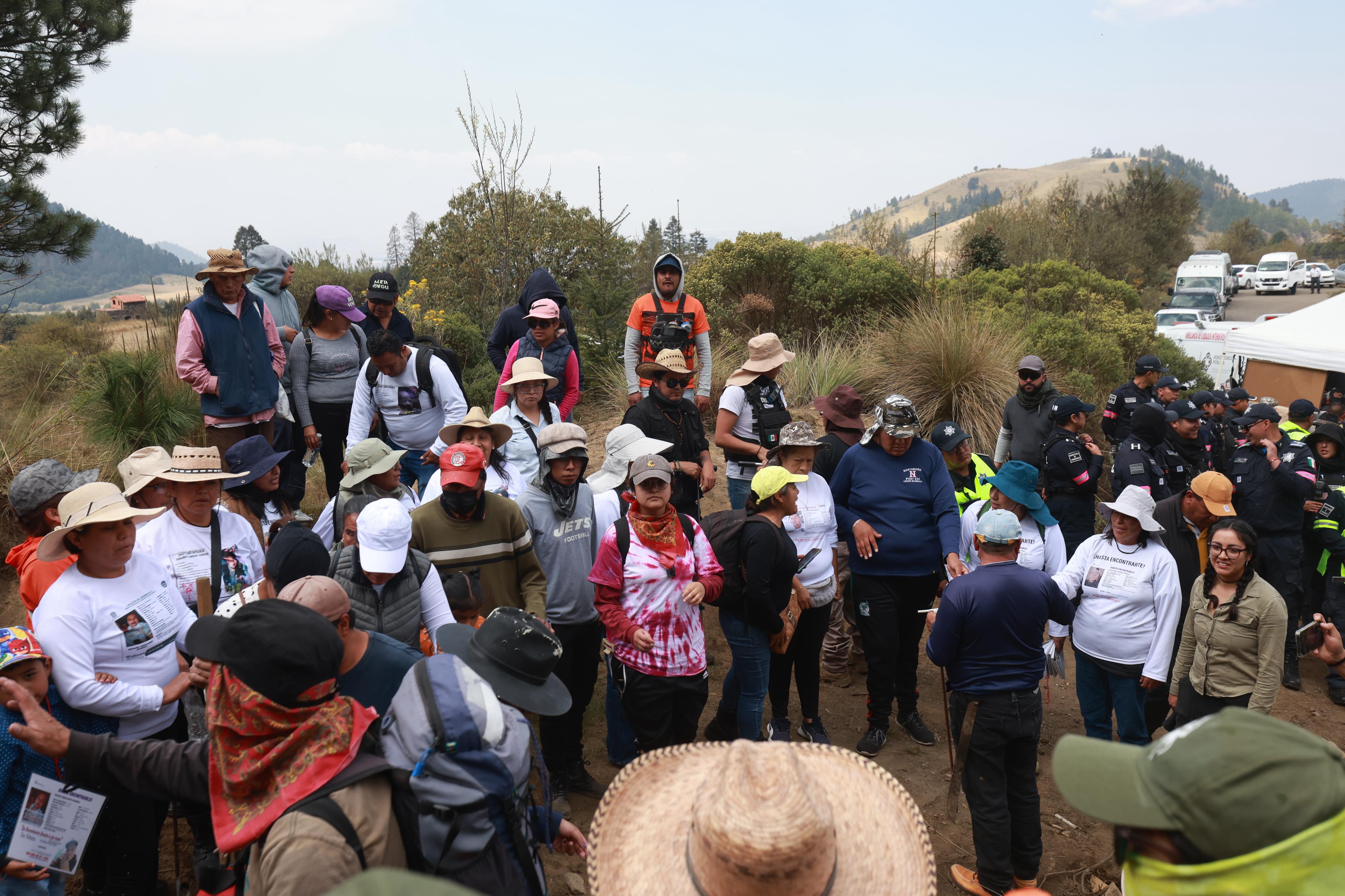 Familias de desaparecidos recorren el bosque en busca de rastros de sus seres queridos, enfrentando falta de apoyo y seguridad. Foto Alejandro Vargas