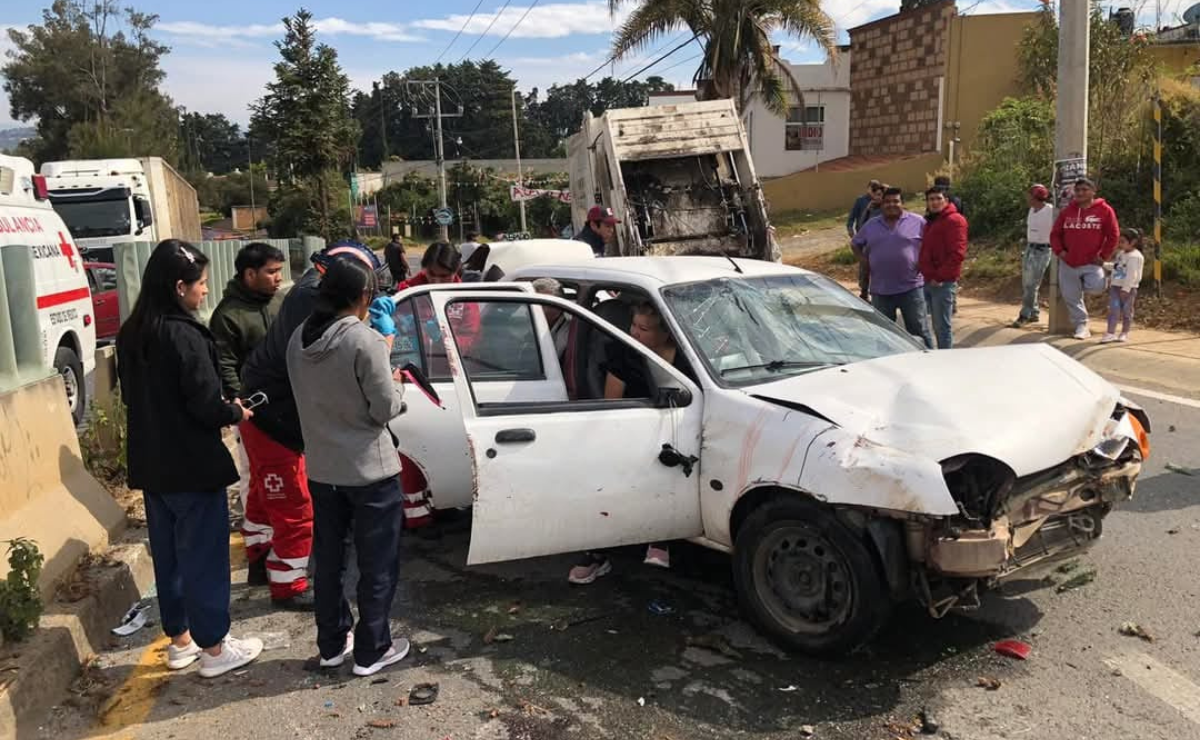 ¡Impacto! Dos personas resultan heridas en aparatosa volcadura en Tenancingo