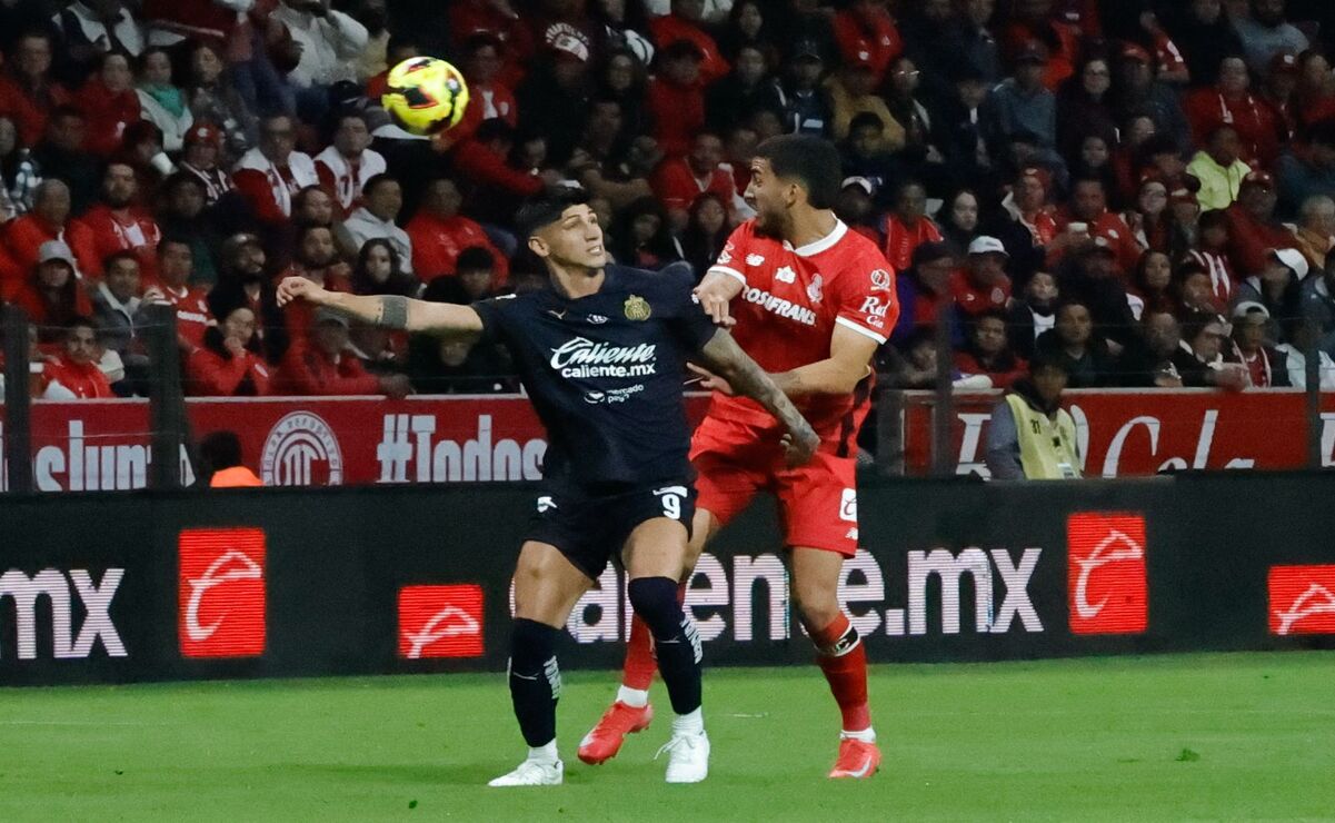 La controversia arbitral se desató en el minuto 19 del encuentro, cuando el árbitro Jesús Rafael López Valle anuló el gol de Alan Pulido. Foto: Jorge Alvarado / El Universal Estado de México
