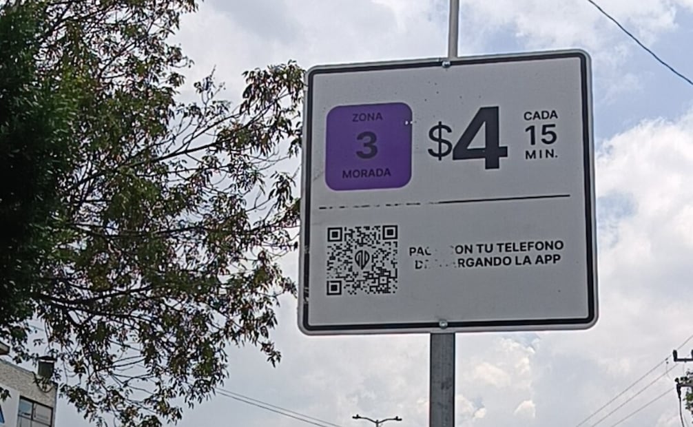 Residentes critican la falta de claridad en las señalizaciones de colores que delimitan los cajones de estacionamiento regulado. Foto Gisela González / El Universal