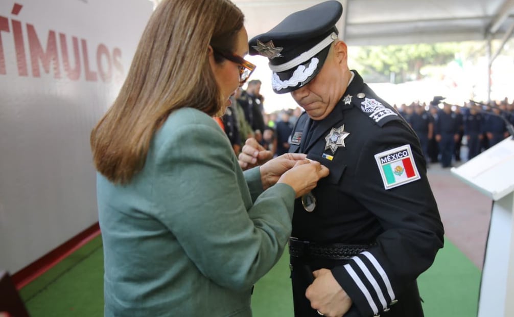 La alcaldesa Azucena Cisneros otorga la medalla “Siervo de la Nación” al capitán Edgar Machado por su liderazgo en la estrategia de seguridad. Foto Especial