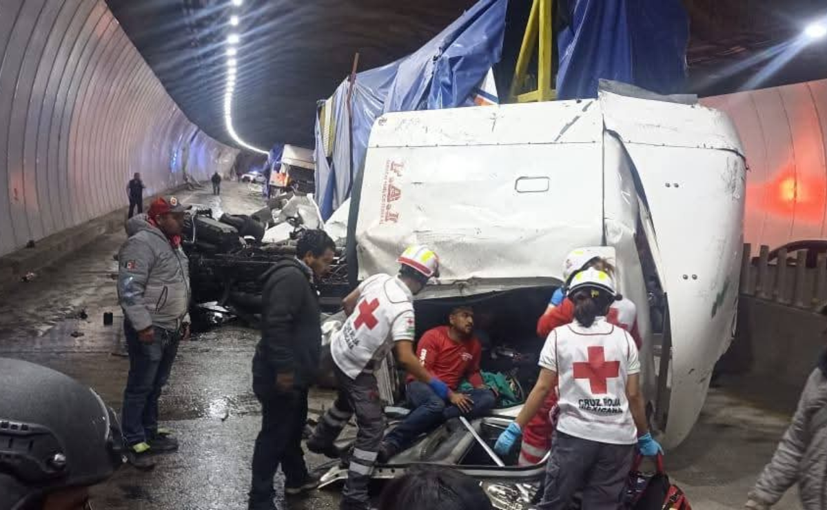 Caos en Naucalpan: Un tráiler volcó y afectó a varios autos en la autopista México-Naucalpan, movilizando a los servicios de rescate. Foto: Especial