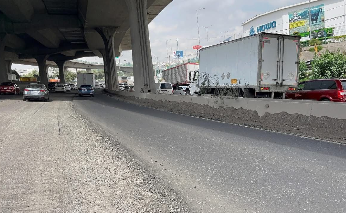Con mezcla asfáltica, los gobiernos de Edomex e Izcalli tapan los hoyos que provocaban congestionamiento vial en el Periférico Norte. Foto: Especial