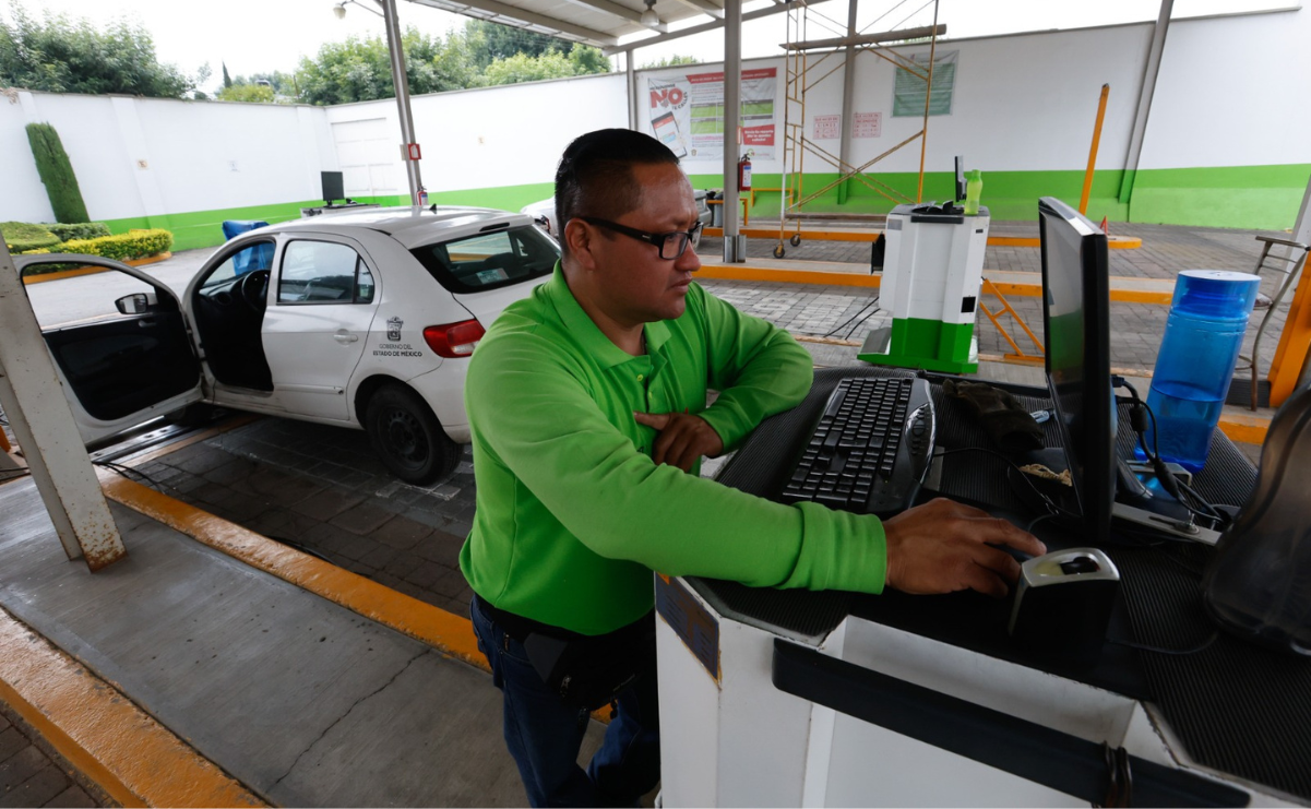 Técnicos de un verificentro en Toluca revisan las emisiones de un vehículo particular / Foto: Jorge Alvarado