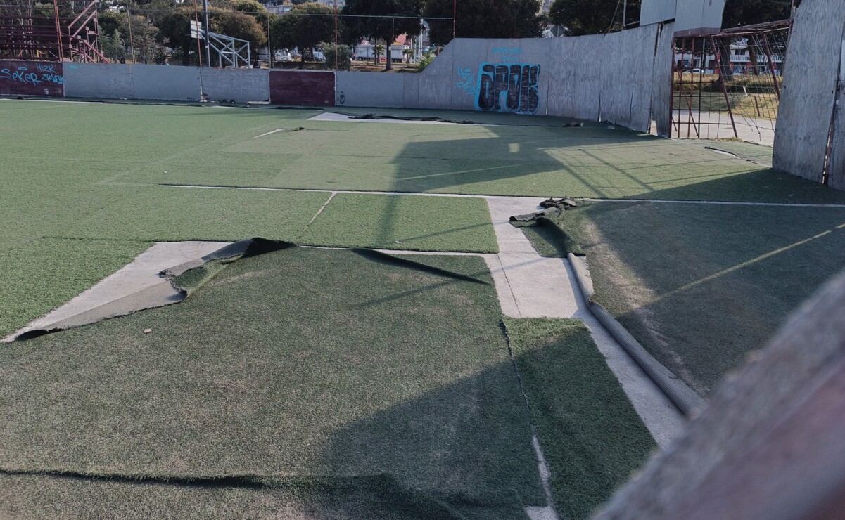 La cancha de fútbol rápido sigue siendo utilizada por los jóvenes a pesar de las condiciones / Foto Iván Monroy