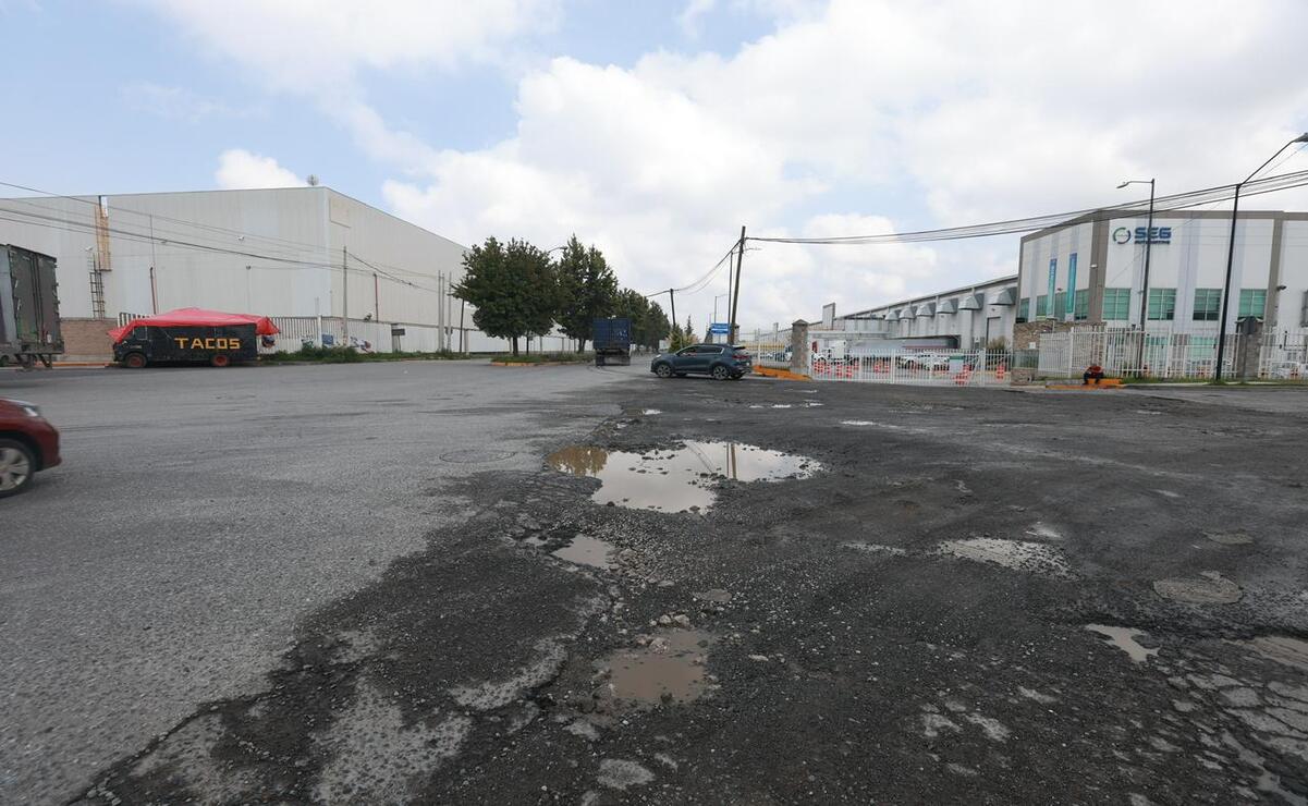En la temporada de lluvias los baches se “llena” de agua y no se sabe su profundidad / Foto Alejandro Vargas