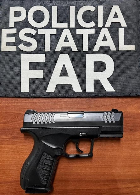 Durante la inspección, los policías aseguraron una réplica de arma de fuego y dos motocicletas. Foto. Especial