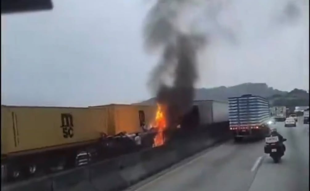 La carambola ocurrió a la altura del kilómetro 81 de la autopista México-Querétaro. Foto especial